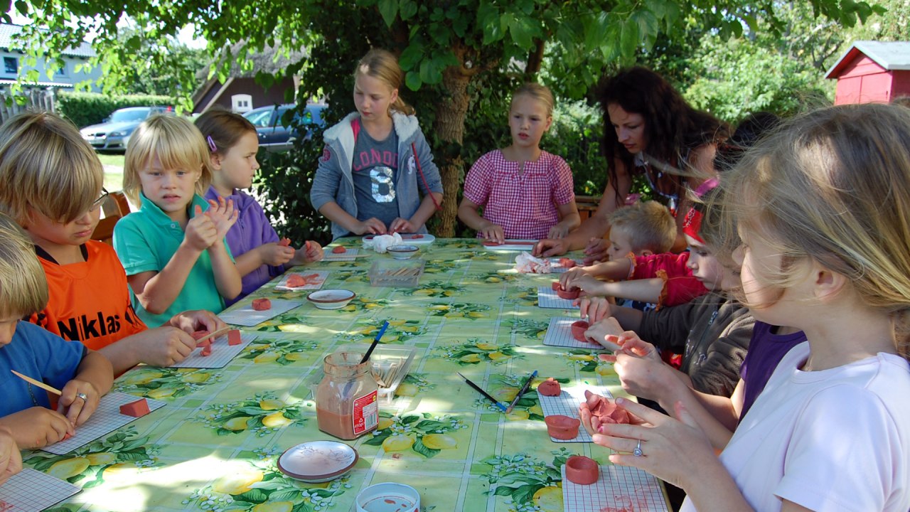 Jonge pottenbakkers op de kinderzomer, © Kurverwaltung Ahrenshoop · Foto Birgit Barth Jonge pottenbakkers op de kinderzomer, © Kurverwaltung Ahrenshoop · Foto Birgit Barth