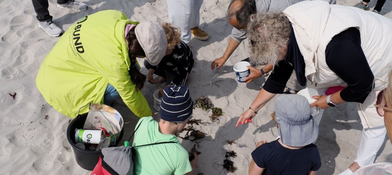 Zusammen entdecken wir die Schätze des Strandes // © Jörg Schmiedel Zusammen entdecken wir die Schätze des Strandes // © Jörg Schmiedel