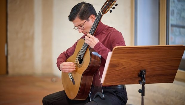 Gitarist geeft een concert in de Orgelsaal // © Mirco Dalchow Gitarist geeft een concert in de Orgelsaal // © Mirco Dalchow