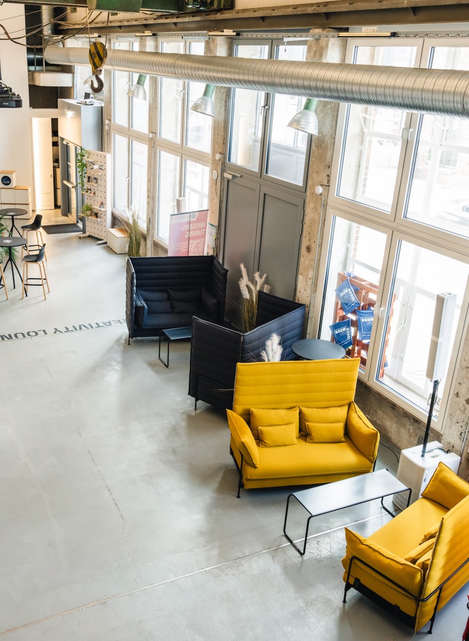  Overview of the InnovationPort Wismar with modern design, seating areas and co-working workstations.