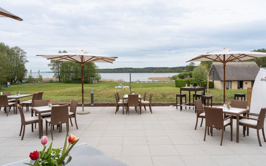 2024-05-BEECH-Plau-Restaurant-Bootshaus-Bar-Ankerplatz-Terrasse-Seeblick-Seevilla, © BEECH Resort Plauer See