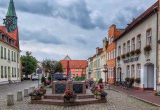Marktplatz in der Altstadt mit Springbrunnen, Touristinformation und Rathaus // © Gabriele Riech Marktplatz in der Altstadt mit Springbrunnen, Touristinformation und Rathaus // © Gabriele Riech