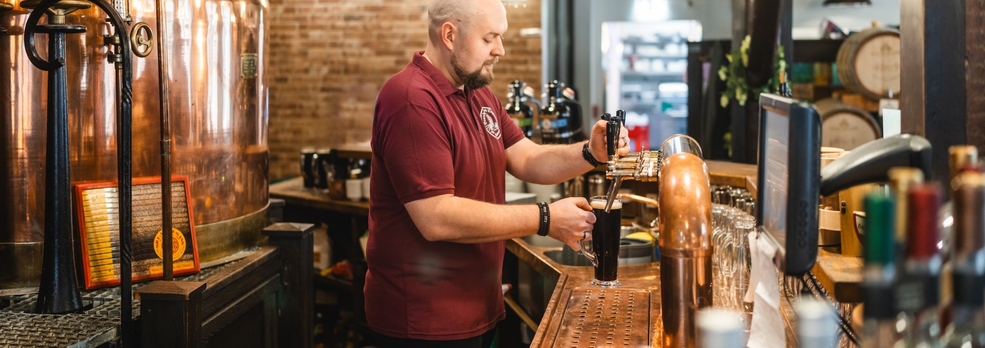 Medewerker Micha tapt een verse Wismar Mumme. Brauhaus am Lohberg opent zijn deuren voor de lunch., © TMV/Gross