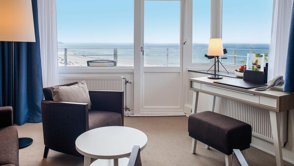 Narożny pok&oacute;j panoramiczny z balkonem i widokiem na morze // &copy; Hotel NEPTUN