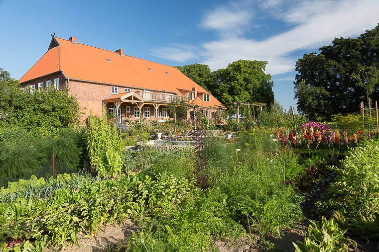 De Kastanienhof in het midden van de historische boerderijtuin., © © Hans-Joachim Kahl