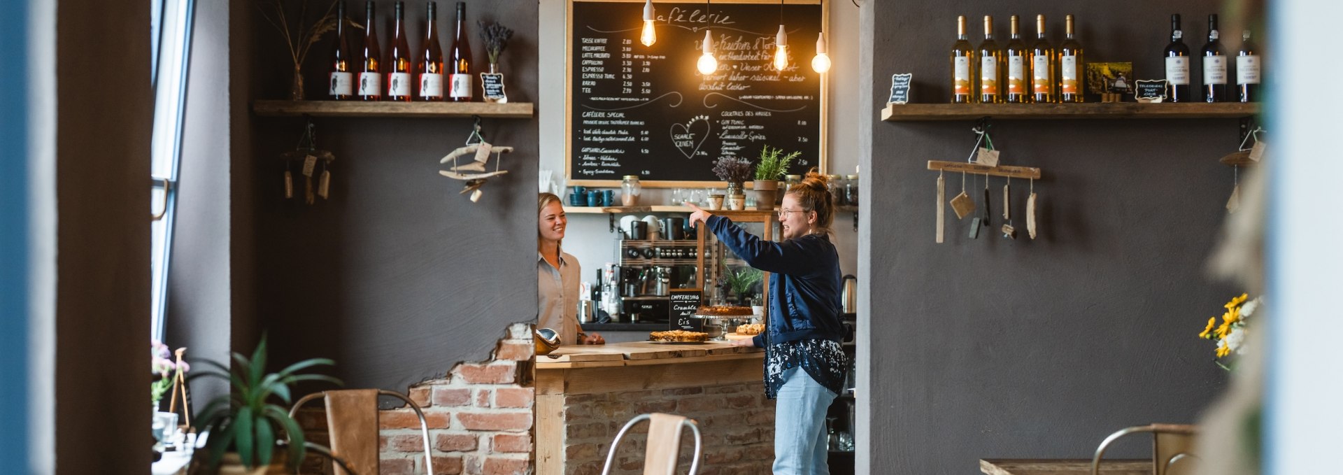 Er is ook een gezellig café in het huis. Hier heeft de vriendelijke Madlen haar droom verwezenlijkt - en bakt ze de heerlijke taarten elke dag vers., © TMV/Gross