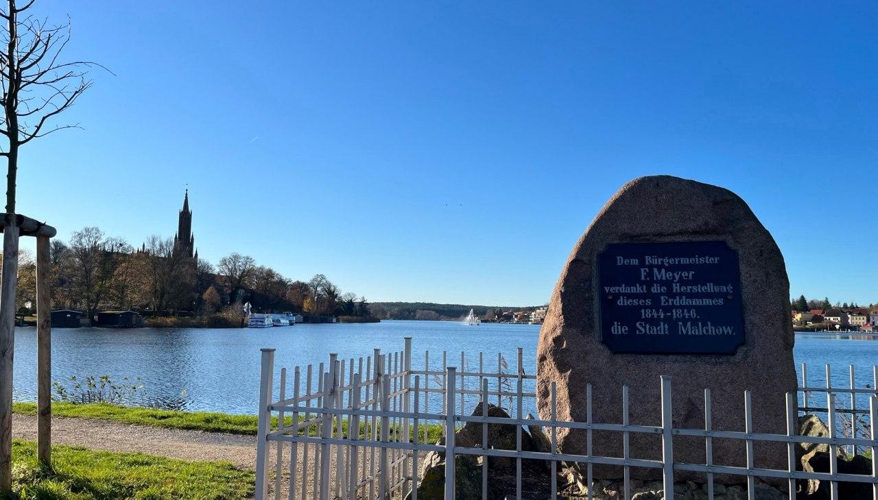 Kamień pamiątkowy na tamie ziemnej, © Tourist-Information Malchow Kamień pamiątkowy na tamie ziemnej, © Tourist-Information Malchow