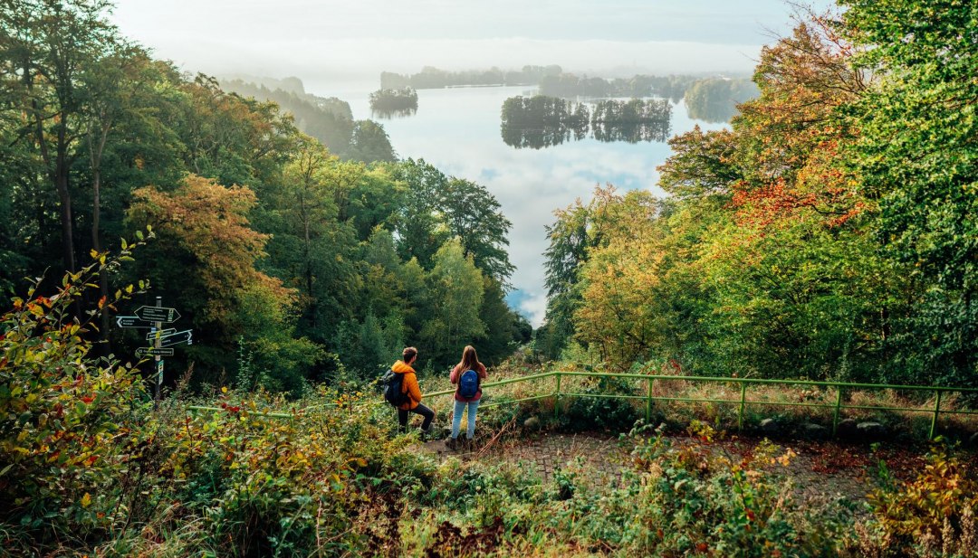 Wandelen door het Feldberg merengebied op het natuurparkpad met uitzicht op het landschap en de meren. // © MV-T/Gänsicke Wandelen door het Feldberg merengebied op het natuurparkpad met uitzicht op het landschap en de meren.