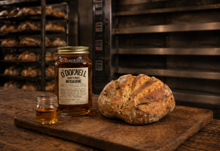 Erlebe einen besonderen Genussabend: Backe dein eigenes Sauerteigbrot, wirf einen Blick hinter die Kulissen der Backstube und genie&szlig;e ein exklusives Moonshine-Tasting. // &copy; Stadtb&auml;ckerei K&uuml;hl / Stadtb&auml;ckerei K&uuml;hl