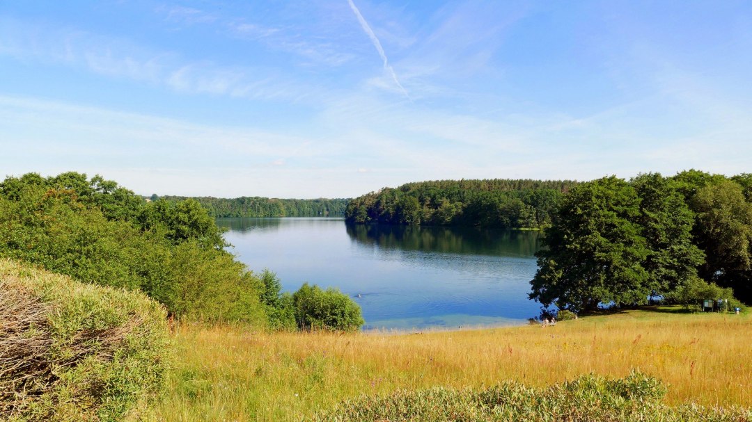 De deels ongerepte natuur van het Feldbergse merenlandschap nodigt uit om te vertoeven, © Birgit Riemer