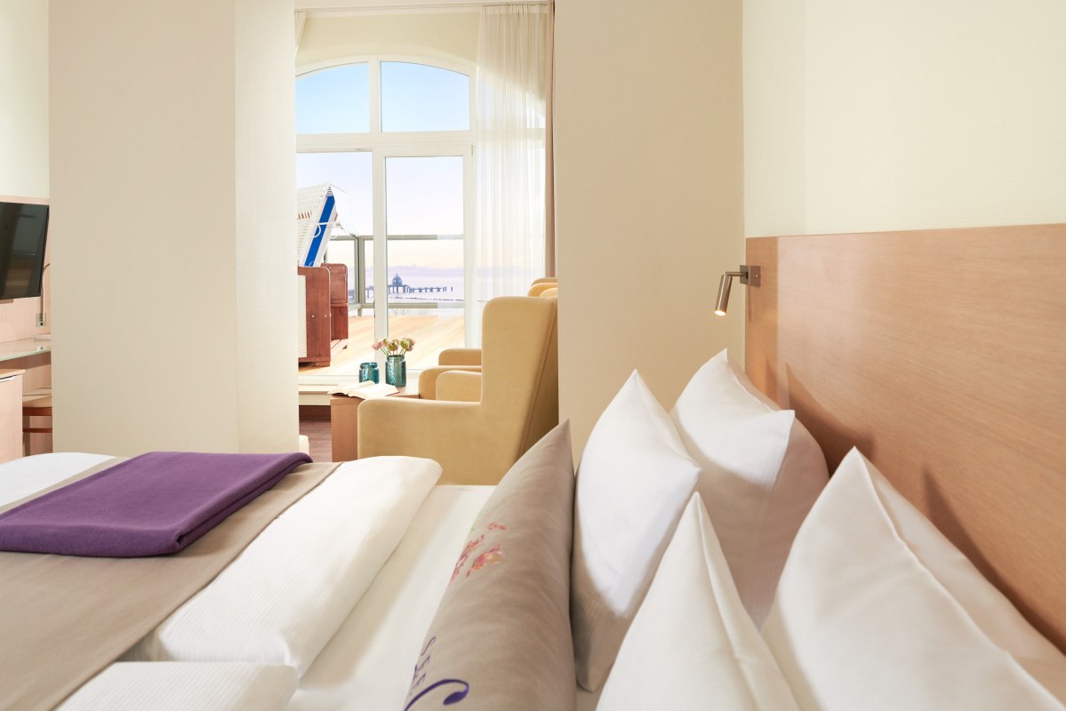 Pokój typu comfort z balkonem i widokiem na Morze Bałtyckie // © GbR Burwitz Pocha Pokój typu comfort z balkonem i widokiem na Morze Bałtyckie // © GbR Burwitz Pocha