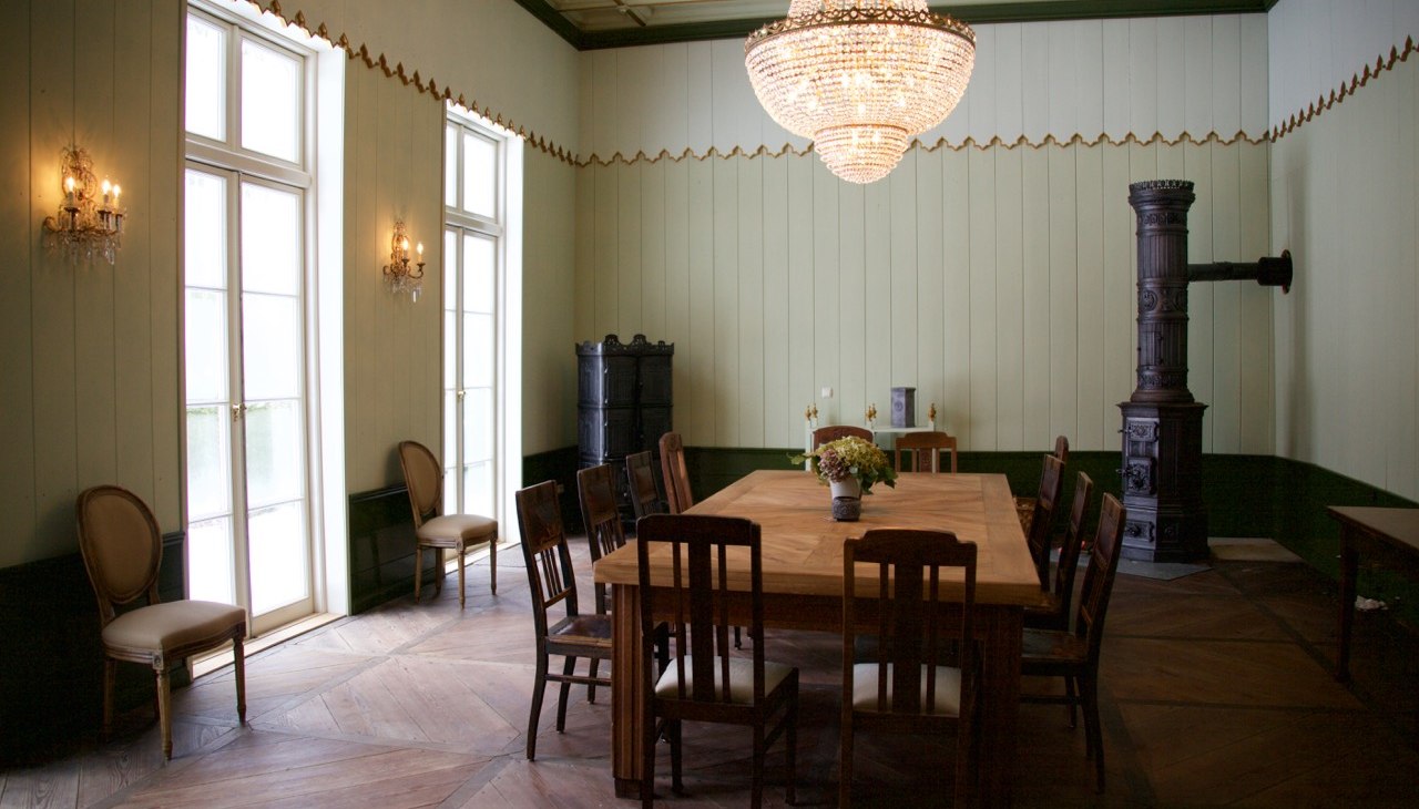 Banquet hall in Below manor house, &copy; DOMUSImages