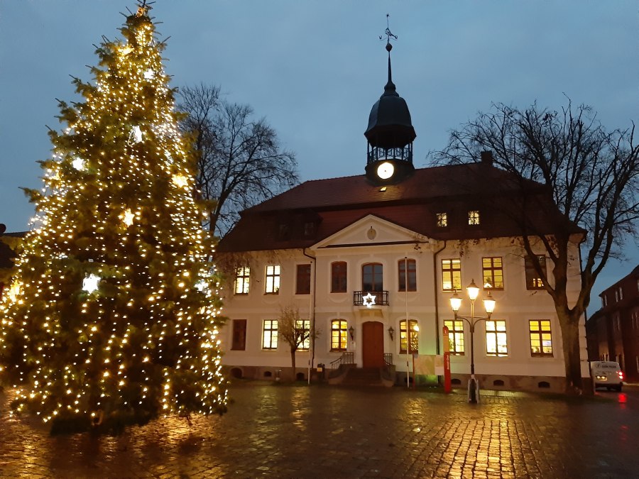 stadhuisplein-met-kerstboom, © Stadt Neustadt-Glewe