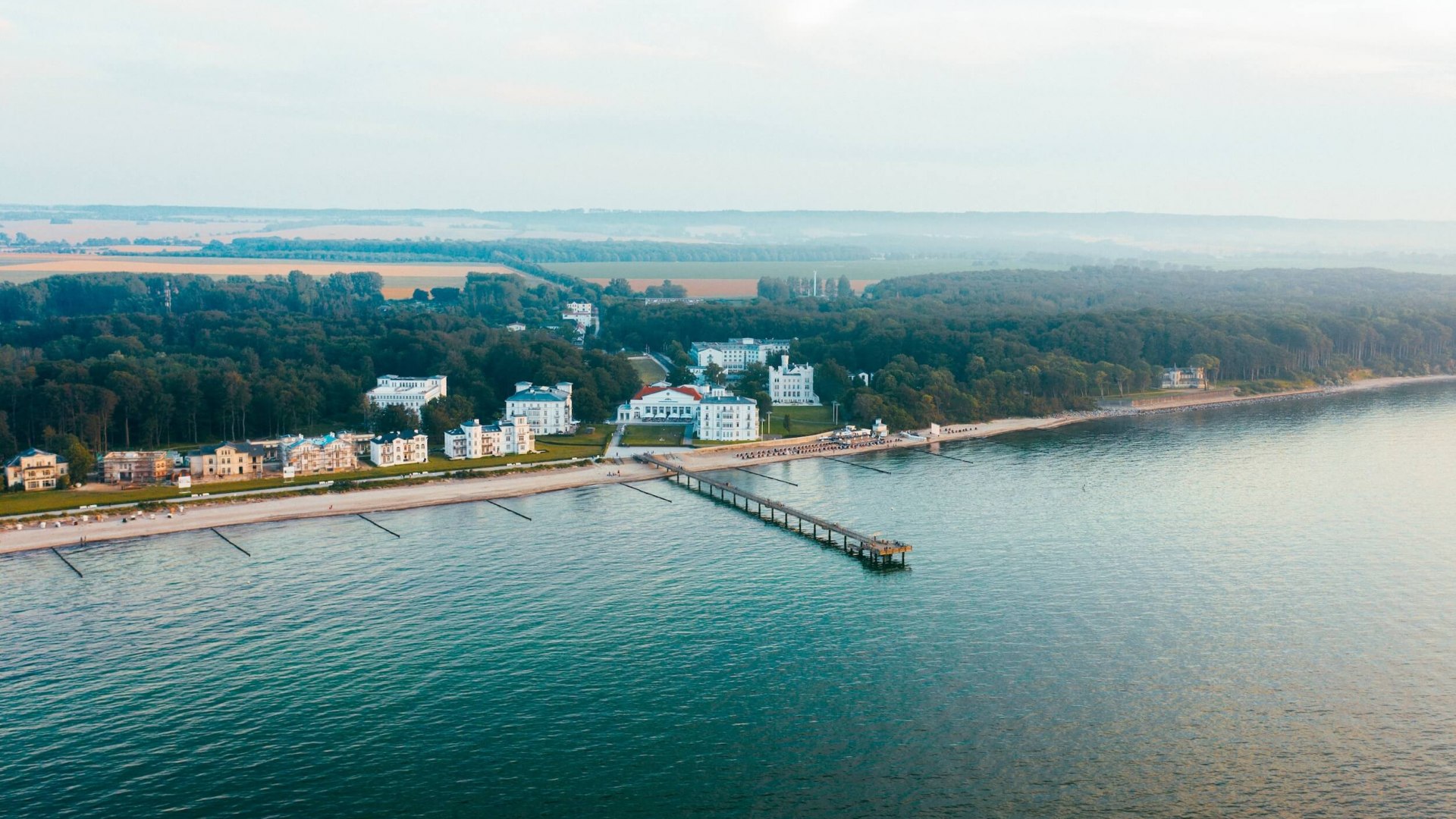 Luchtfoto van de badplaats Heiligendamm aan de Oostzeekust met classicistische kuurarchitectuur, het Grand Hotel Heiligendamm en de pier.