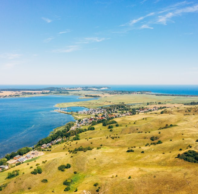 De Zicker bergen op het schiereiland M&ouml;nchgut bieden een adembenemend uitzicht op het weidse landschap en het glinsterende water van de Oostzee - een paradijs voor natuurliefhebbers en rustzoekers. // &copy; MV-T/Friedrich