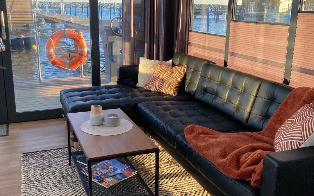 Relaxing at sea on a houseboat, © FjordLink
