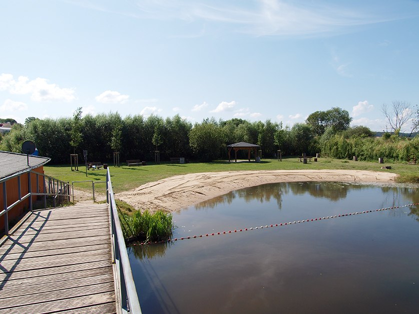 Uitzicht op de natuurlijke badzone op de camping, © Peenecamp