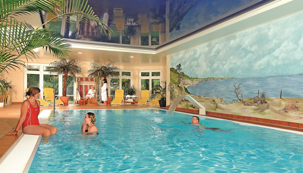 Schwimmbad-mit-Whirlpool-und-Sauna, © Rundbus Plauer See