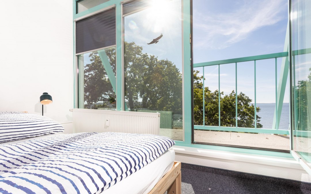 Lichte slaapkamer met uitzicht op de Bodden, perfect om te ontspannen na een productieve dag op het werk., © Project Bay