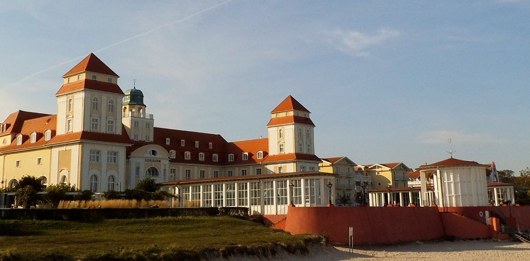 Kurplatz met Kurhaus op de achtergrond Zicht op het meer, © Tourismuszentrale Rügen