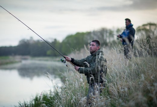 Een rustige herfstochtend bij de rivier - het perfecte moment om je lijn uit te gooien en volop van de natuur te genieten. // © MV-T/Laeufer Een rustige herfstochtend bij de rivier - het perfecte moment om je lijn uit te gooien en volop van de natuur te genieten. // © MV-T/Laeufer