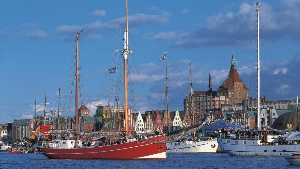 Morski zgiełk: wysokie statki w porcie hanzeatyckiego miasta Rostock // &copy; MV-T/Legrand