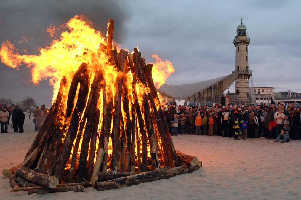 Wielkanocne ognisko na plaży, &copy; Joachim Kloock