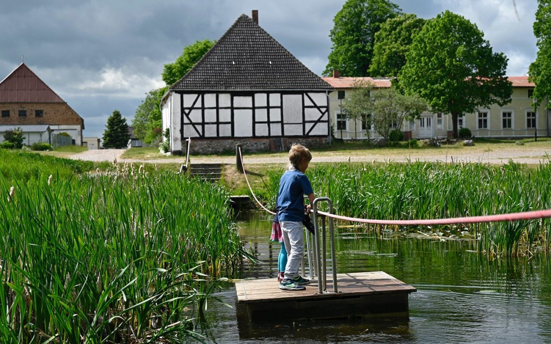 Over de vijver in Schlatkow Manor Park op een vlot, © WERK Gut WOHNEN Schlatkow