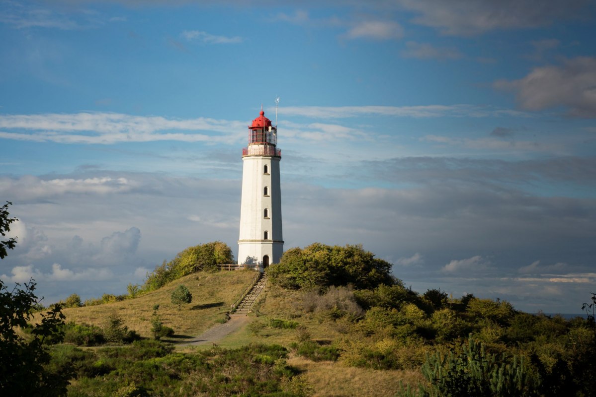 Wyspa Hiddensee z latarnią morską Dornbusch w Parku Narodowym Vorpommersche Boddenlandschaft. // © TMV Wyspa Hiddensee z latarnią morską Dornbusch w Parku Narodowym Vorpommersche Boddenlandschaft. // © TMV