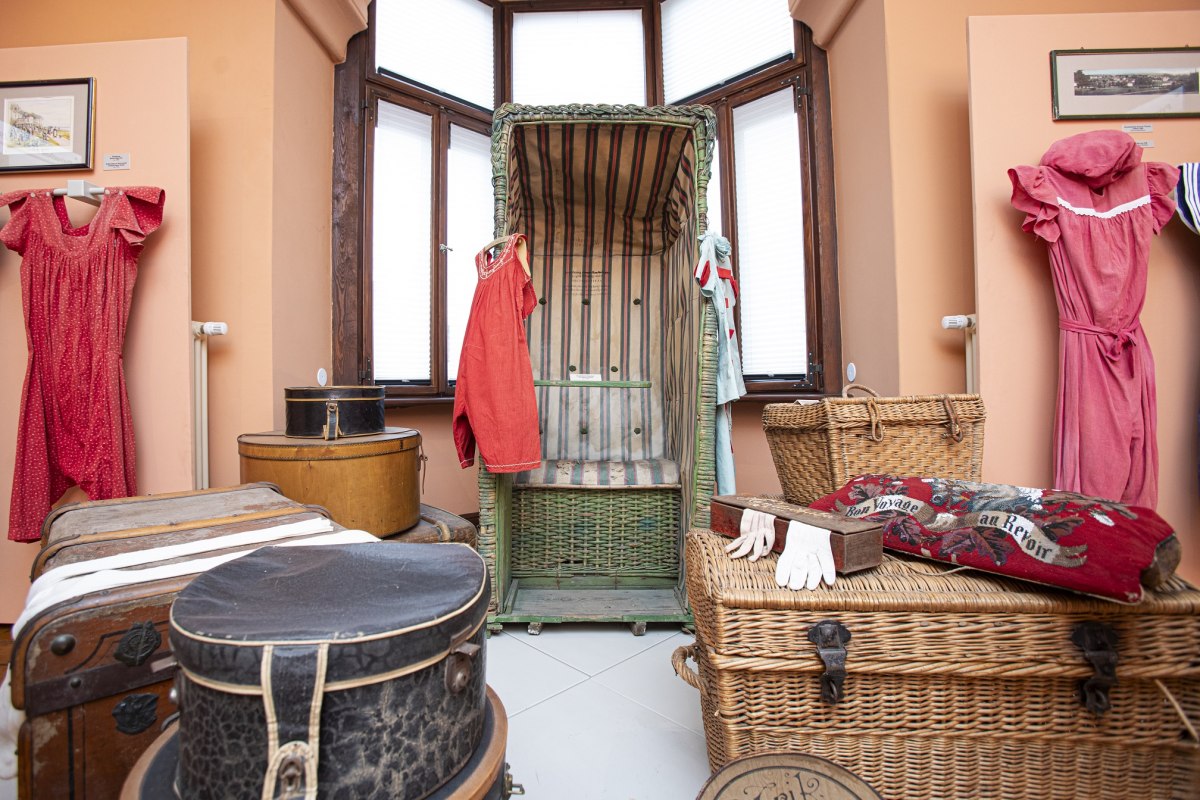 Historischer Strandkorb mit Bademoden und Reisegep&auml;ck des 19. Jahrhunderts. // &copy; Stadt- und B&auml;dermuseum Bad Doberan