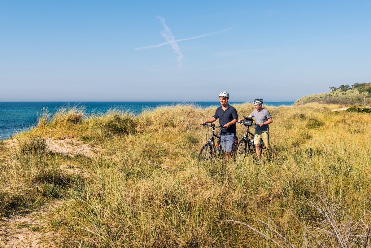 Jazda na rowerze po nadmorskiej ścieżce rowerowej w Graal-M&uuml;ritz, &copy; TMV/S&uuml;&szlig;