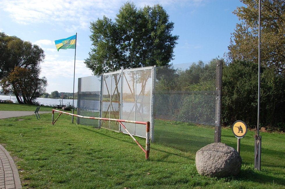 Na brzegu Łaby stoi brama, która odcięła Rüterberg od reszty NRD., © Gabriele Skorupski