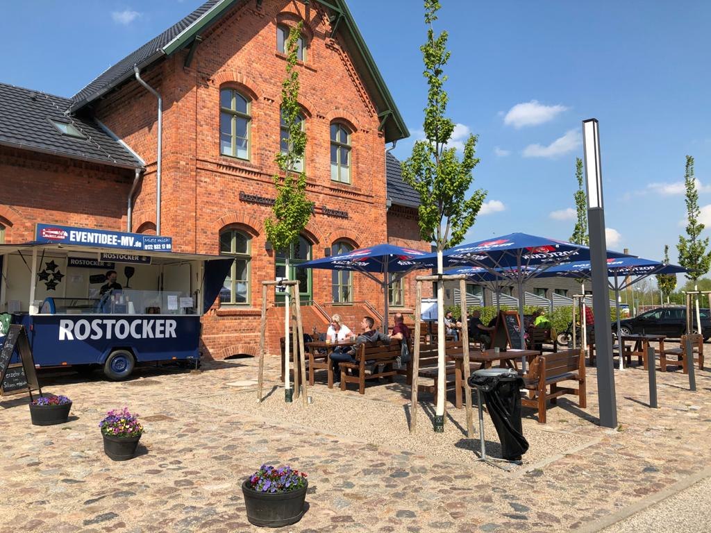 The old station building convinces with its charm. // © LOK - Die Pension - Das Restaurant The old station building convinces with its charm. // © LOK - Die Pension - Das Restaurant