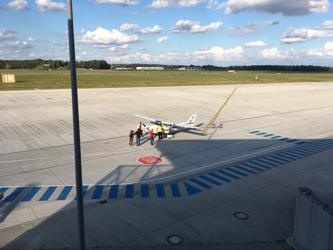 Zicht op de taxibaan van de luchthaven, &copy; Christin Hannemann