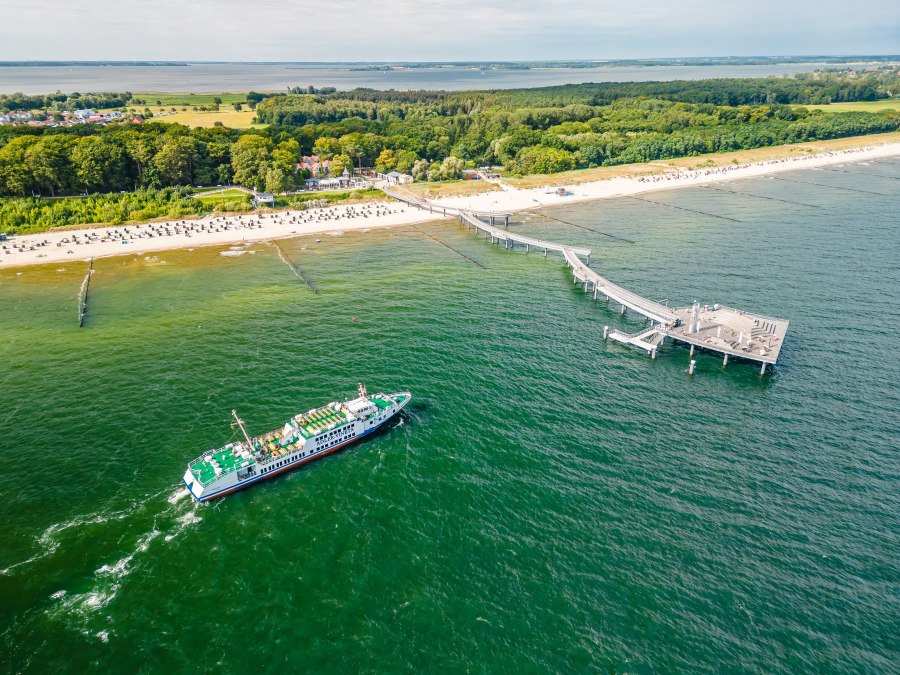 The "MS" Vineta from the fleet of Adler ships is heading for the Koserow pier on Usedom., © Sven Lewerenz