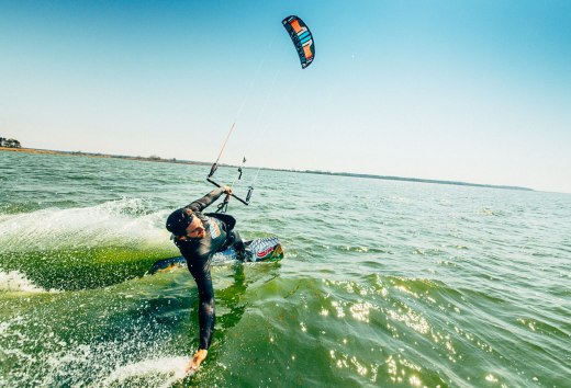 Kitesurferzy w Saaler Bodden w promieniach słońca // © Supremesurf/Dan Petermann Kitesurferzy w Saaler Bodden w promieniach słońca