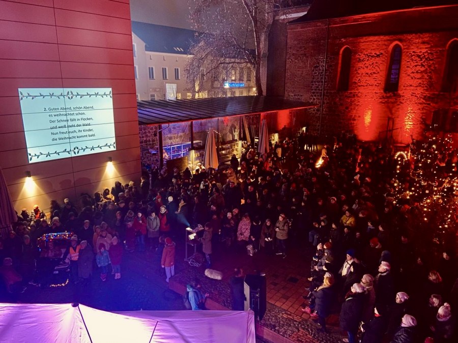 Kolędowanie 2024 na dziedzińcu klasztornym Muzeum Regionalnego w Neubrandenburgu, © Bürgerstiftung Neubrandenburg
