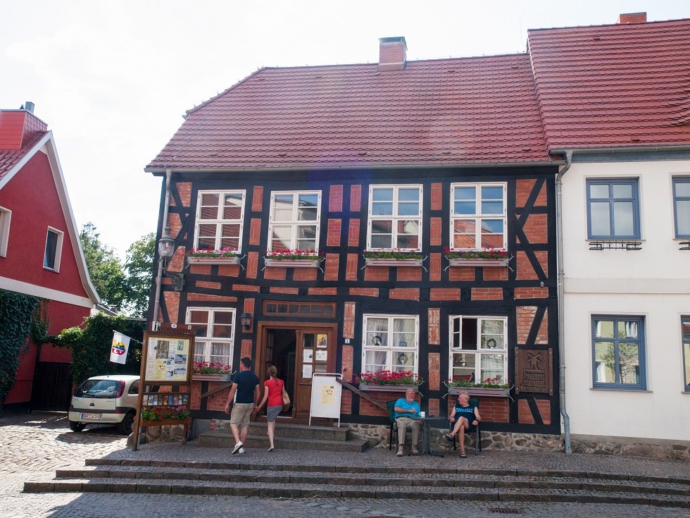 The mill house with people in the backlight // &copy; Frank Burger
