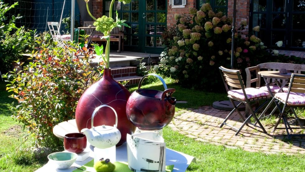 Keramiek en porselein voor de ingang van de studio, © Jörg Mücket Keramiek en porselein voor de ingang van de studio, © Jörg Mücket