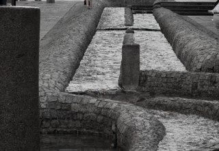 künstlicher Wasserlauf // © Geschichtswerkstatt Rostock e.V., Foto: Andreas Günther künstlicher Wasserlauf // © Geschichtswerkstatt Rostock e.V., Foto: Andreas Günther