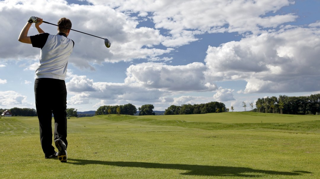 Golfer slaat af, © arcona Golfhotel Teschow GmbH / Henrike Schunck