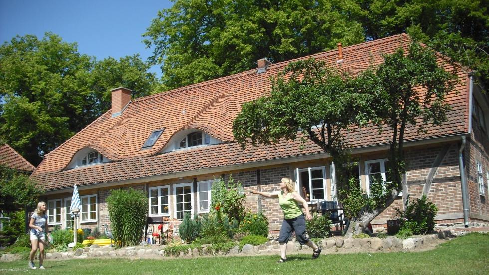 Samen actief zijn in de grote tuin met lig- en speelweide, © Landhaus im Grünen/Kästner