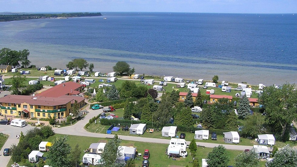 Camping van bovenaf met uitzicht op de receptie, © Ostseecamping Ferienpark Zierow KG
