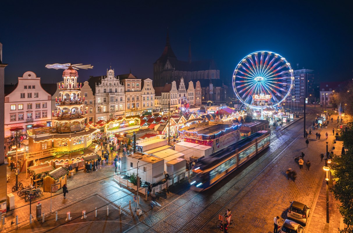 Glittering lights and a festive atmosphere - the Rostock Christmas market delights visitors with historic facades, fragrant treats and a shining Ferris wheel in the middle of the old town. // © Erik Gross Glittering lights and a festive atmosphere - the Rostock Christmas market delights visitors with historic facades, fragrant treats and a shining Ferris wheel in the middle of the old town. // © Erik Gross