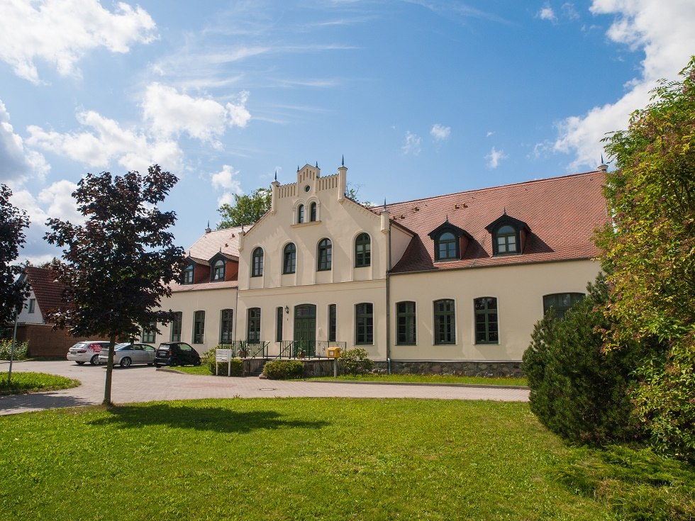 Het landhuis gefotografeerd vanaf de zijkant. // &copy; Frank Burger