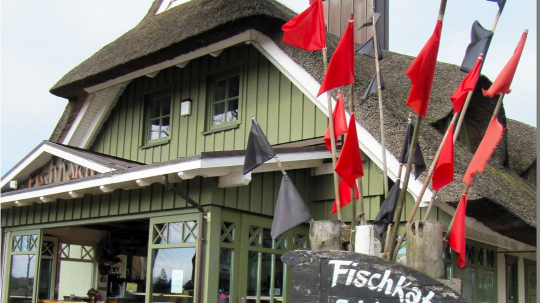 Fischkaten in de kustplaats aan de Oostzee Ahrenshoop, © Räucherhaus Schönthier