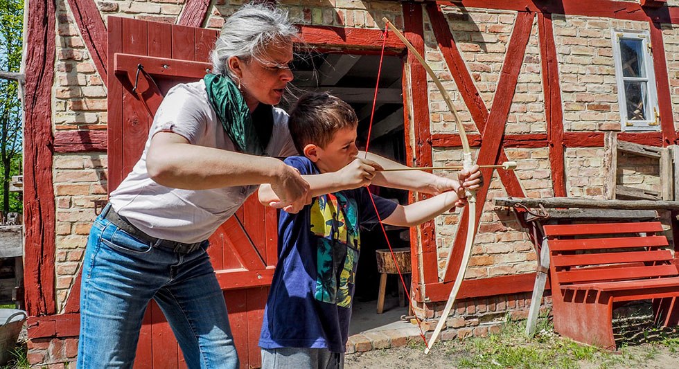 Boogschieten tijdens de kinderdag in het openluchtmuseum Klockenhagen, &copy; Freilichtmuseum Klockenhagen