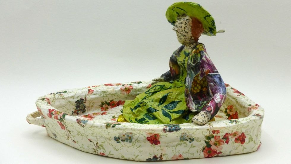 Szlachetna dama w kwiecistej sukni w łodzi, papier-mache, Heike Roesner, 2024 r., © Heike Roesner Szlachetna dama w kwiecistej sukni w łodzi, papier-mache, Heike Roesner, 2024 r., © Heike Roesner