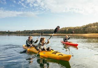 Enjoy the nature with the kayak in the Feldberg lake landscape // &copy; TMV/Roth