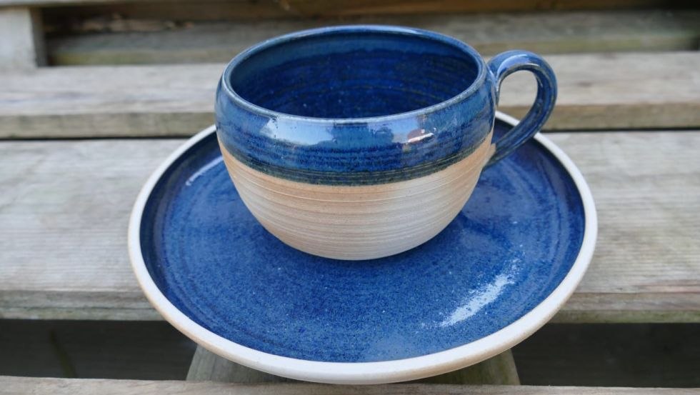 Set of plate and cup in blue ash clay glaze (wood firing) // &copy; Judith Renz